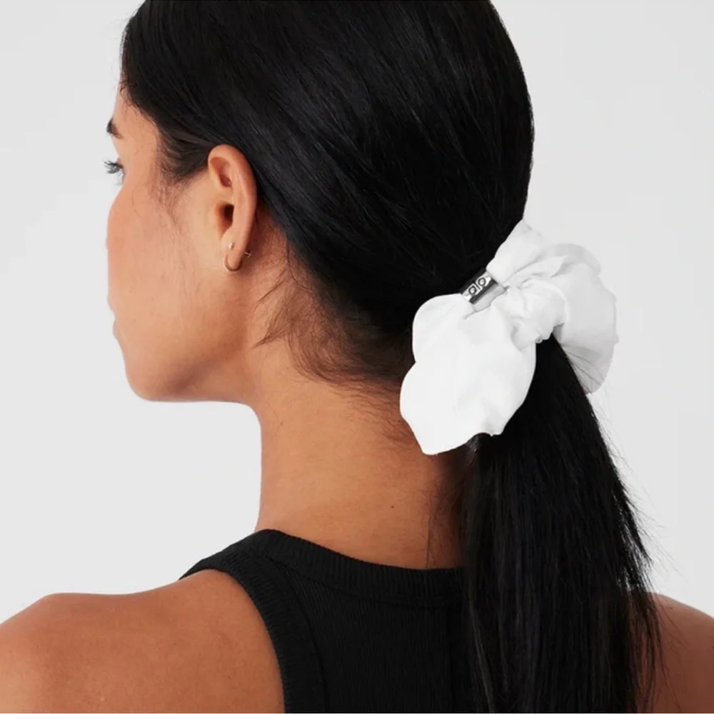 ALO YOGA Bead it Oversized Scrunchie Brand New with Tags White